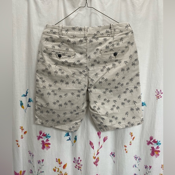 Mens Express khaki shorts - cream color with palm tree pattern - Picture 2 of 4